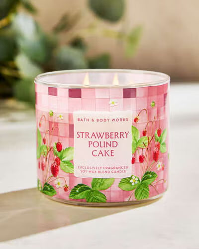 Bath & Body Works 3 wick Candle - Strawberry Poundcake